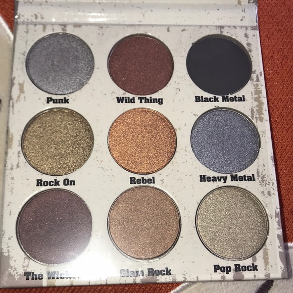 CROWN PRO - 9 COLOR GLAM METALS EYESHADOW PALETTE - Picture 2 of 4
